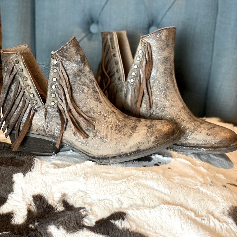Circle G by Corral Ladies Brown Studs & Fringe Booties